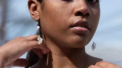 <p>Simple and elegant earrings.</p>