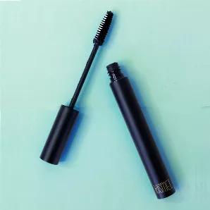 <p>Ditch the itch! You deserve a mascara that won't irritate your eyes. Swap it for an organic and nourishing one. You can stop the eye-rub for good!</p>
<br>
<p>Mascara is often filled with harmful chemicals, such as parabens, and potential carcinogens such as petroleum and tar. These toxic ingredients have adverse effects on not only your eyelashes, but also your overall health. In mascara, these chemicals can also have negative beauty effects by hindering lash growth and causing lashes to fal