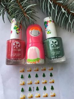 This is a holiday must-have kit for pampering your nails and lips with our water-based non-toxic nail polish colours and 100% natural hydrating lip balm in a cute little-girl case.<br> Set Includes: 2pcs x 9ml water-based peel-off nail polishes ( colour may vary), 1pc 3.5g all natural lip balm & 1 page holiday decals.