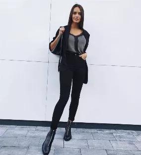 
<p>Our Slim fit black Jeans:</p>
<br>
- Pair these with a nice top and you're good to go
<br>
- High rise - Concealed fly
<br>
- Two back pockets
<br>
- Super-skinny fit
<br>
- The tightest cut for a super-sleek edge
