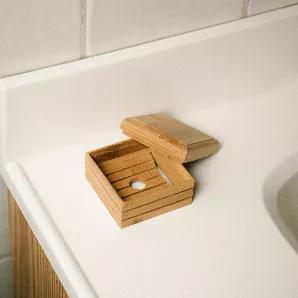 <p>Store your shampoo, conditioner, or lotion bars perfectly with our Bamboo Bar Holder. This plastic free case is easy to store or travel with.</p>
<br>
100% sustainable, 100% perfect on your bathroom counter!  
<br>
One holder comes with one base and one lid.