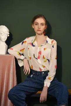 <p>Fabric: 100% Mulberry silk</p>
<p>Color: White</p>
<p>Care: Hand wash or dry clean</p>
<p> </p>
<p>This lightweight, silk blouse features a pointed collar and front pockets. It has buttons down the front for closure and long sleeves with buttoned cuffs.</p>