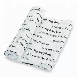 <ul class="a-unordered-list a-vertical a-spacing-mini" data-mce-fragment="1">
<li data-mce-fragment="1"><span class="a-list-item" data-mce-fragment="1">SOFT AND COZY SWADDLING BLANKET - Wrap your little loves in LollyBanks extra soft 100% cotton muslin swaddles to make your baby feel safe and secure. Each 47x47 blanket provides enough space to snuggly and securely wrap your newborn as well as provide comfort through the toddler years.</span></li>
<li data-mce-fragment="1"> SWEET QUOTE PRINT - Do