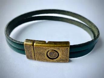 Each bracelet is made with two strands of genuine 5mm flat leather and an antique brass magnetic circle clasp. Size is 7 3/4".

If you would like gift boxes included in your order, please order those separately! Thank you!