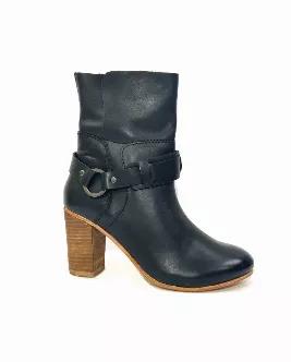 <p><strong>Stacked heel leather boots featuring decorative belts, boasting buckles, side zippers and a cushioned fotobed to lend a modern flourish when you wear this show-stopping heels</b></strong>.</p>
<ul>
<li><strong>Stacked heel</strong></li>
<li><strong>Zip-up style</strong></li>
<li><strong>Cushioned footbed</strong></li>
</ul>
<p><strong>Composition:</strong><br></p>
<ul>
<li><b><strong>Upper: 100% Leather</strong></b></li>
<li><b><strong>Lining: 20% Leather + 80% Textile</strong></b></l