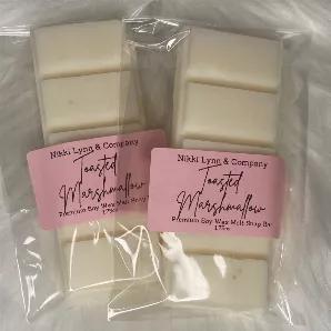 <p>An iconic scent of marshmallows roasting over a warm campfire. This fragrance was inspired by the BBW(R) scent.</p>
<p> <strong>Top notes:</strong> Vanilla, Amber <br> <strong>Middle notes:</strong> Sugar, Sandalwood <br> <strong>Base notes:</strong> Cedar, Clove.</p>