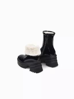 <meta charset="utf-8"><p><meta charset="utf-8"><span>It's all about the shine when you stride out in these chic boots. </span>This chic, yet sturdy version of the boot boasts a chunky lug sole for comfortable walking and stretch goring ensures easy on and off. The woolen lined material supply your toes extra warm.<br></p><ul data-mce-fragment="1"><li data-mce-fragment="1">3.54'' heel</li><li data-mce-fragment="1">5.8'' shaft</li><li data-mce-fragment="1">10.55'' circumference</li><li data-mce-fr