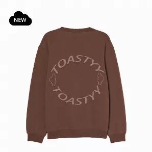 Look good, feel Toastyy! This limited-edition soft fleece Toastyy crewneck sweatshirt comes in the perfect chocolate brown with an oversized fit, dropped shoulder with fitted ribbed cuffs. This fleece sweatshirt will keep you feeling Toastyy all year round. Featuring the Toastyy logo in puff paint and embroidered 'With Vibes' on the sleeve. Wear it on its own or pair it with the Toastyy sweatpants for the full look. Dress it up, dress it down, either way, #issalook!