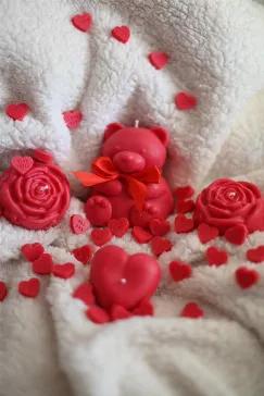 <p><em><strong><span style="color: #a93e3e;" data-mce-style="color: #a93e3e;">Surprise your sweetheart with this adorable specially curated, love-inspired bundle featuring our Candy Heart wax melts, 2 Vintage Roses, 1 Whimsical Heart and the most affectionate Osito dressed in a bow. We also added a Valentines Themed Card so you can write your own charming words from the heart. <br></span></strong></em></p><p><em><strong><span style="color: #a93e3e;" data-mce-style="color: #a93e3e;">FULL BUNDLE: 