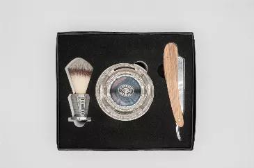 <meta charset="utf-8"><meta content="uuidebfKmXvf2E2R" name="uuid"><meta charset="utf-8">
<p data-mce-fragment="1"> </p>
<p>The Unruly Beard classic shave kit is everything you need to give you that smooth, great shave in the comfort of your home.  </p>
<p>The box includes a wooden handled straight razor for replaceable blades, a stainless steel lather bowl and a shave brush with stainless steel handle.</p>
<p data-mce-fragment="1"><strong>ADDITIONAL INFORMATION:</strong><br></p>
<p><span data-p