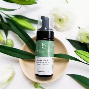 <p>Wake up that face with our refreshingly simple peppermint tea tree foaming facial cleanser. Full of nourishing extracts and bacteria-busting tea tree oil, it'll keep you fresh, clean, and ready for the day.</p>
