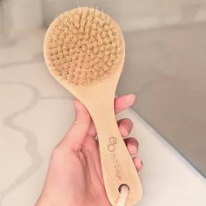 <p><span>This natural hemp skin brush is used for all parts of the body to provide a healthier skin. Dry brushing our body regularly can clear out excessive grease and dead cells that stays on our skin. This brush can be used as a dry skin brush or exfoliating brush in the bath. </span></p>
<p><span>Features <br> Natural<br> Vegan materials<br> Compostable<br> Exfoliation <br> Drawstring loop<br> Length: 20cm, Width: 8cm </span></p>
<p><span>Materials <br> Bristles: 100% Hemp <br> Handle: Wood<b