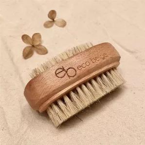 <p><span>This double sided hemp brush is a great nails hygiene tool for everyday use. The thin sided brush is used between those hard-to-clean areas inside the nails. The full surface brush is great for cleaning the entire nail and cuticles. This little gadget is great to keep around in the kitchen before preparing food, or in the bath when cleansing thoroughly. </span></p>
<p><span>Features <br> Natural<br> Vegan materials<br> Compostable<br> Deep cleansing<br> Double sided: Thin brush/full sur