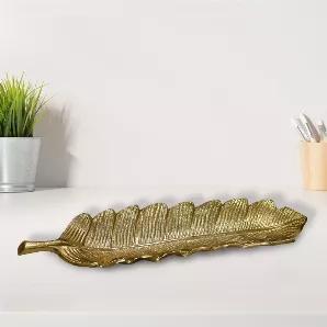 Do you want a tray which is away from the normal? This handmade designer tray is one of its kind. Made up of aluminium, this gold leaf shaped tray is absolutely different from the rest, that is why it leves a mark on the buyers.