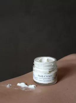 Light and deeply moisturizing, this body cream melts in contact with the skin, being an all-in-one formula for skin, lips and even hair ends. <br>

Made with lavender essential oils and nourishing butters of shea and cocoa, a little bit of this lotion goes a long way, so don't be misled by the small size. 

 