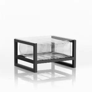 Elegant coffee table that plays with the contrasts between a transparent support and a graphic black metal frame. This small piece of furniture, made of eco-friendly materials, will easily find its place in your garden lounge, on your terrace, your balcony, or near the deckchair by the pool, but also in your home.