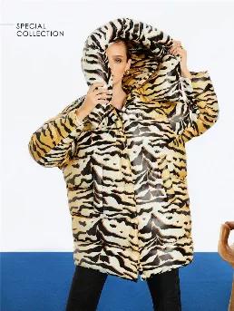 <p>Oversized wide collar puffer with hood. Front zipper closure and side pockets.</p>
<p>Mega Charming:Are you ready to welcome these new generation mega leopard touches and the energizing feel of green? Leopard print power dresses combined with structured jackets and green color blocks: The spirit of the tiger comes alive in these powerful patterns and solid styles.<br></p>
<p>100% Polyester</p>
<p>Do Not Wash; Do Not Tumble Dry; Do Not Iron; Dry Clean Only</p>
<p>Do Not Bleach. Iron Inside Out