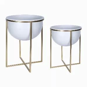 Offering your faux plants a more captivating look, this pair of Decorative planters help you breathe life into an otherwise dull space or corner of your living space. Each with a removable base, these white-and-gold planters look sleek and modern.<br>