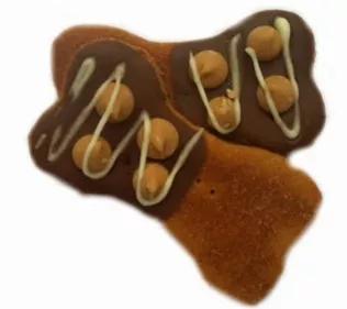 Our peanut butter chip dog treats our made with our peanut butter treat dough and decorated with a carob icing with peanut butter chips. Each box holds 6 treats that are 3 inches in size. Each box is sealed with a bow.
