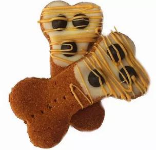 Our peanut butter delite dog treats our made with our peanut butter treat dough and decorated with a yogurt icing with carob chips. Each box holds 6 treats that are 3 inches in size. Each box is sealed with a bow.
