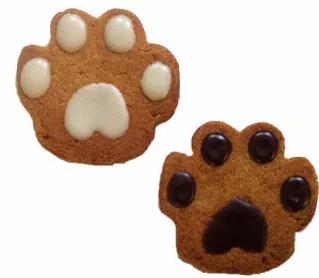 Our peanut butter paw treats our made with our peanut butter treat dough and decorated with a yogurt icing. Each box holds 8 treats that are 2.5 inches in size. Each box is sealed with a bow.