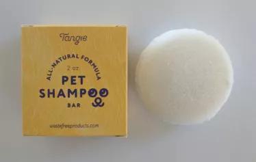 This pet shampoo bar makes bath time easier for you...and Rover! This easy to hold shampoo bar allows you to put soap where you need it, not just pour it on your babies back and try to spread it around with your hands. Get dirt out, create healthy skin and leave your pet with a super soft coat. Depending on the size of your dog, it could last over 50 washes! Ingredients: Sodium Coco Sulfate, Coconut Oil, Cocoa Butter, Water, Lavandin grosso (Lavender) EO, Penny Royal EO
