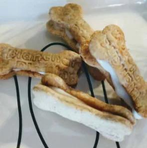Our Gourmet Cream Filled Sandwiches get that extra WOW factor to any dog treat. Your dogs will pull out all the stops for these. Wags, Tails, Eskimo Kisses and more. Order today and give your dog a little "extra" spoiling! 1 dozen snacks in each package!