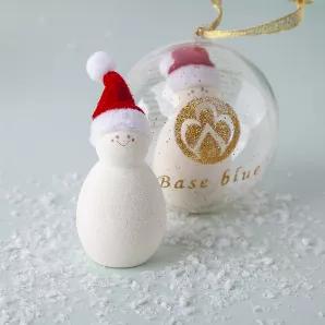 Create a gleeful glow with the Holiday Snowman Makeup Sponge! This limited-edition makeup sponge comes encased in a gold-speckled bauble which can be used as a protective case or hung to spread holiday cheer. The perfect stocking stuffer for makeup lovers, the holiday collector's item blends liquid and powder formulations into a smooth, streak-free finish that looks naturally radiant. Designed to absorb water and expand in size when damp, the festive beauty tool performs well dry, and provides o