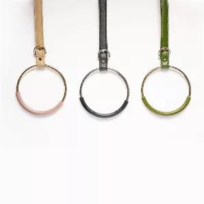 <p>Meet Hoopsy, featuring a novel hoop ring handle that puts this leash into a league of its own. The soft-touch silicone sleeve wraps our hoop handle for an added level of sophistication while ensuring ultimate function and maximum grip. Easily attach your leash and rock Hoopsy around the block on the wrist or in-hand.&nbsp;</p>