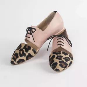 Wildly chic and oh-so-darling, Native features a timeless combination of large leopard print on genuine calf hair and soft, pastel-hued leather in powder pink.

Native comes with two shoelaces for a versatile look;
-classic, waxed laces in black
-satin laces in rich rosé

Native features;
-Genuine leather for the insole, lining and upper
-Italian nubuck leather for the outsole
-Genuine calf hair
-Two versatile shoelaces, so you can easily switch up your style
-A small elastic sewn at the ankle 