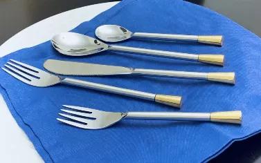 Make your dinner table setting exciting with our luxurious flatware set. Whether you are looking for gold silverware set, black flatware set or modern flatware, we have it all. Give an elegance to your dining room table settings with our artisan cutlery set in formal dinner setting or casual. A perfect stainless-steel silverware to gift. Set Includes 4 pieces of each: 8" Dinner Fork, 8.5" Dinner Knife, 8" tablespoon, 6" teaspoon, 6.5" salad fork. Silver glossy finish flatware set. Total Weight o