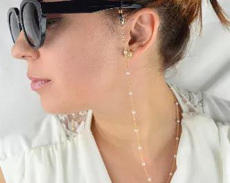 You have just found the dainty glasses/sunglasses chain that has the power to make women feel:<br>
- chic and stylish; <br>
- feminine and elegant;<br>
- unique and fabulous.<br>

Product - details and features:<br>
– gold plated lobster claw clasps (x2) and jump rings (x2);<br>
– 1,2mm yellow gold plated copper chain with 4mm white faux pearls;<br>
– black and white chain holders (both sets come with each chain).<br>

This elegant piece handcrafted with talented hands with love and care. 