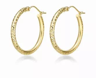 The perfect hoops to add to your wardrobe! The diamond cut design makes these hoops sparkle as you move around. <br>
Easy to wear from your morning coffee to a night on the town.  Lightweight on the ear makes tehse earrings very comfortable to wear.  <br>
14k gold<br>
1 inch diameter<br>
1.33 grams bar clasp