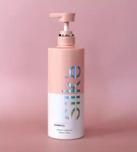 This clarifying daily shampoo harnesses the power of Citrus + Coconuts to eliminate dirt, oil, and pollutants from your scalp. Citric Acid, which contains Folic Acid, Vitamin B, and Magnesium, naturally stimulates healthy hair growth — without any parabens or sulfates!