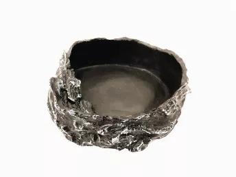 Reptile food/water dish<br>
<ul>
<li>Stable enough to prevent small reptiles from flipping the bowl over</li>
<li>Coated for easy cleaning</li>
<li>Product Dimensions : 4.7"(L) x 4.3"(W) x 1.6"(H)</li>
</ul>
Material: Resin
